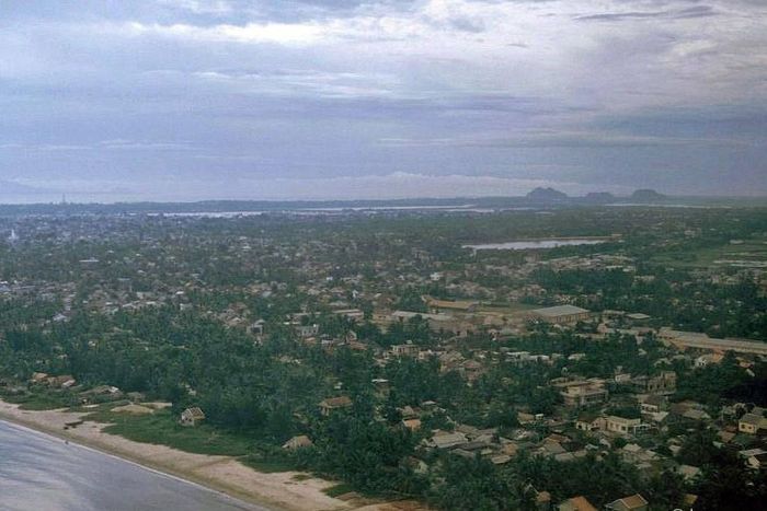 Năm 1991-1992, Hans-Peter Grumpe (quốc tịch Đức) đến Đà Nẵng 2 năm liên tiếp. Điểm đến này nằm trong hành trình phượt Việt Nam của ông. Qua ống kính của Grumpe, Đà Nẵng hiện lên với vẻ mộc mạc, bãi biển vắng lặng, dòng khách Nga, Trung Quốc, Hàn Quốc chưa ồ ạt như hiện nay. Trong ảnh là khung cảnh Đà Nẵng năm 1992 nhìn từ cửa sổ máy bay, không có bóng dáng của những tòa nhà cao tầng.