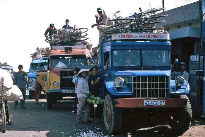 Đầu những năm 1990, phương tiện chuyên chở khách nội tỉnh, quãng đường ngắn hay đi tuyến Đà Nẵng - Huế là xe đò. Ở bến xe Đà Nẵng, xe thường chất đầy hàng hóa trên nóc, người bám sau đuôi xe, thậm chí ngồi trên mui xe. Xe đò cũng không dễ đón, dù đứng trên quốc lộ.