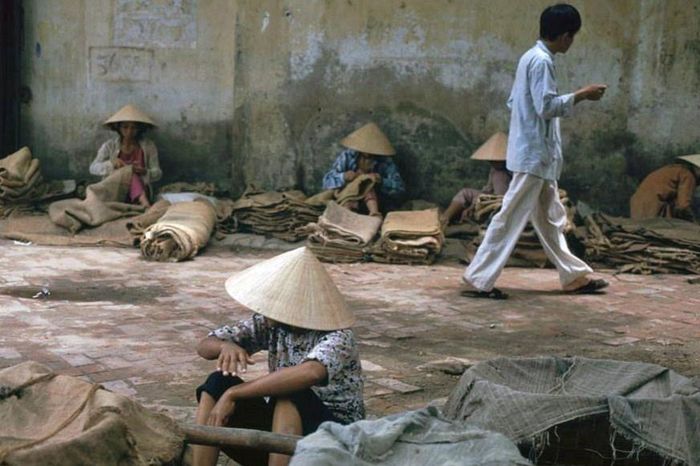 Khung cảnh nhiều người đan bao tải vải bố bên ngoài chợ Cồn. Với người dân Đà Nẵng, khu chợ này là nơi mua bán, trao đổi chính với nhiều gian hàng bày bán nối tiếp nhau. Người bán chủ yếu là người địa phương, các mặt hàng gồm thực phẩm, may mặc, giày dép, vải vóc... Vào những dịp cuối tuần hoặc lễ, chợ tấp nập hơn, có thêm nhiều người từ các vùng lân cận đến mua bán.