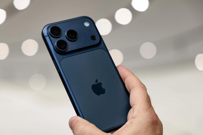 Thiết kế của iPhone 17 Pro. Ảnh: Bloomberg.