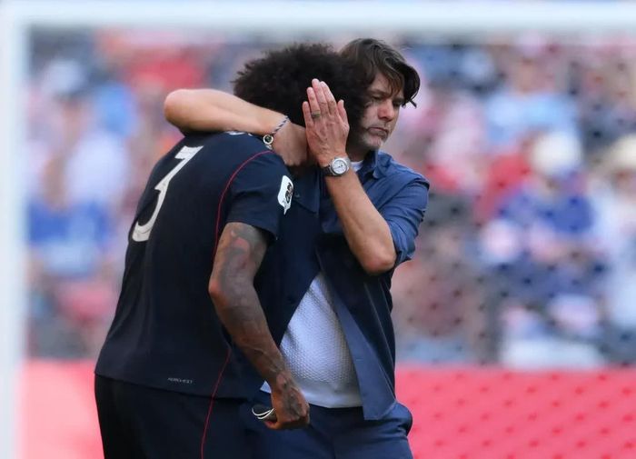 Chris Richards được huấn luyện viên Mauricio Pochettino an ủi sau trận đấu. Ảnh: Reuters.