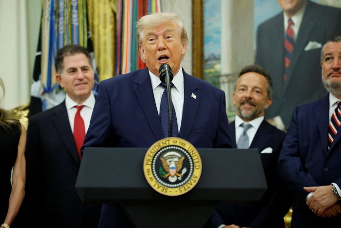 Ông Trump lên tiếng về chiếc thẻ đỏ gây tranh cãi ở FIFA World Cup tại Phòng Bầu dục ngày 6/7. Ảnh: Reuters.