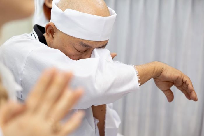  Nhiều nghệ sĩ Việt, học trò gửi vòng hoa viếng nghệ sĩ Bạch Vân và chia buồn cùng gia quyến. Ca sĩ Võ Hạ Trâm đăng tải lời tiễn biệt vợ NSND Tạ Minh Tâm. "Chúng con kính tiễn cô vãng sanh Phật quốc. Con xin lỗi vì đã không về kịp những giây phút cuối cùng, cô đi thanh thản cô nhé . Con xin chia buồn cùng người thầy kính yêu của chúng con - Tạ Minh Tâm, cùng chị Tạ Bạch Dương và em Tạ Minh Anh. Mong mọi người sẽ vượt qua được nỗi mất mát này. Xin cả nhà mình hãy cùng gửi niệm lành và cầu nguyện cho cô", ca sĩ bày tỏ. 