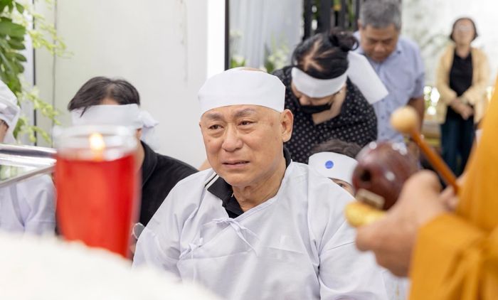  NSND Tạ Minh Tâm khóc nghẹn trước linh cữu vợ. Lễ tang của nghệ sĩ Bạch Vân diễn ra từ ngày 5/7 - 9/7 tại nhà riêng ở TP.HCM. Sau đó, bà được an táng tại phường Phú Tân, Vĩnh Long (huyện Châu Thành, tỉnh Bến Tre cũ). 