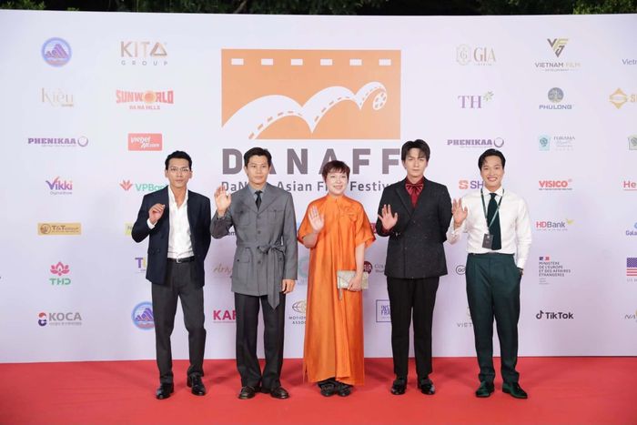  Đặng Thái Huyền cùng ê-kíp Mưa đỏ tại DANAFF 2026. Ảnh: FBNV.