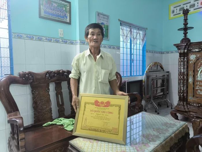  Gia đình ông Huỳnh Văn Mười liên hệ với chính quyền xã Vàm Cỏ (tỉnh Tây Ninh) ngay khi biết được thông tin về hài cốt mới được quy tập ở công viên Lê Thị Riêng thuộc về liệt sĩ Huỳnh Văn Quên. Ảnh: Nguyễn Tiến/Tiền Phong. 