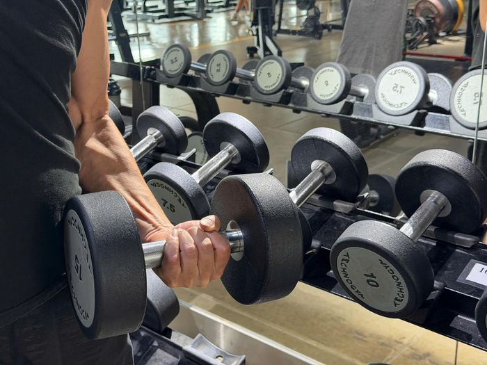Tập gym cường độ cao liên tục để cải thiện thể lực, nam thanh niên 31 tuổi ở Hà Nội bị tiêu cơ vân và phải nhập viện. Ảnh minh họa: Văn Hiền.