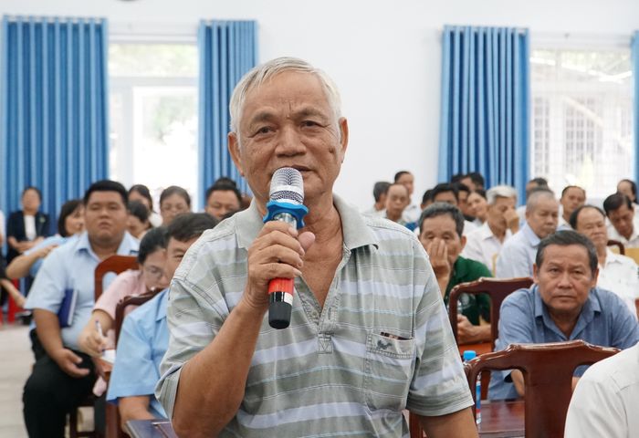 Cử tri Nguyễn Văn Ru nêu ý kiến tại hội nghị. Ảnh: Nguyên Nguyên.