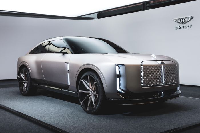 Bentley EXP 15 là nguồn cảm hứng cho mẫu SUV thuần điện đầu tiên của thương hiệu. Do đó, Bentley Torcal có thể sử dụng chung nhiều công nghệ từ mẫu EV Porsche Cayenne Electric với nền tảng 800 V và trang bị 2 động cơ điện.