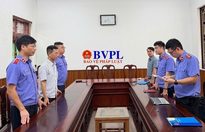 Cơ quan điều tra VKSND tối cao tống đạt các quyết định tố tụng đối với bị can Nguyễn Đăng Phong.