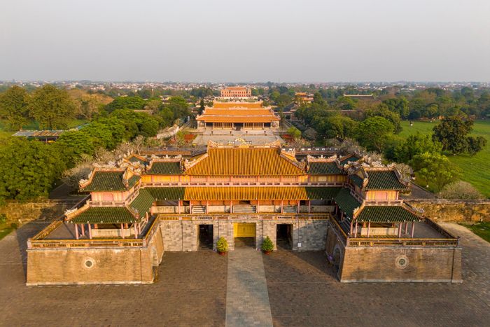  Điện Thái Hòa, biểu tượng uy nghi của Cố đô Huế, được khởi công xây dựng năm 1805 dưới triều Gia Long và dời về vị trí hiện nay năm 1833 theo quyết định của vua Minh Mạng. Công trình có tổng diện tích 1.360 m2, gồm tiền điện 7 gian 2 chái và chính điện 5 gian 2 chái nối bằng mái vỏ cua. Hệ thống sườn nhà bằng gỗ lim, 80 cột sơn vẽ rồng thếp vàng uốn quanh, mái lợp ngói hoàng lưu ly với nhiều tầng chồng diêm trang trí pháp lam tinh xảo. Đây là nơi diễn ra các đại lễ quan trọng và họp đại triều, chỉ Vua, Hoàng thân và tứ trụ mới được ngự bên trong. Ảnh: Quỳnh Danh.