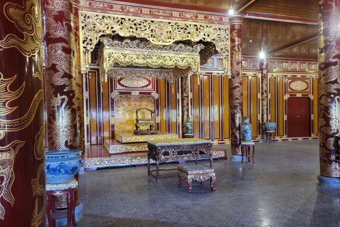 Bên cạnh Điện Kiến Trung, nhiều công trình trong Đại nội Huế như Điện Thái Hòa, Diên Thọ Cung, Trường Sanh Cung và Thái Bình Lâu cũng xuất hiện trong phim, được tái hiện theo bối cảnh giai đoạn 1930-1945. Một phân cảnh trong trailer được cho là tái hiện hình ảnh vua Bảo Đại tại Điện Thái Hòa, nơi đặt ngai vàng triều Nguyễn. Ảnh: Cắt từ video, Lô Tiến Biểu.