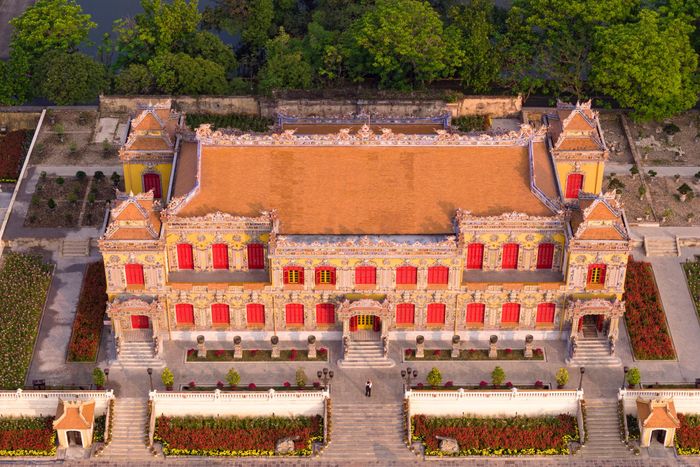 Điện Kiến Trung có 3 bậc cấp cao và rộng, dẫn lên sân rộng và dài, lát gạch ca-rô của Pháp rồi mới tới nền chính. Ngoài đại sảnh, còn có phòng khách, phòng làm việc của vua, phòng ăn, phòng ngủ, phòng giải trí, phòng để dụng cụ thể thao, cả phòng hớt tóc, phòng giặt ủi, nhà bếp với kiểu lò bếp Tây. Ảnh: Cắt từ video, Quỳnh Danh.