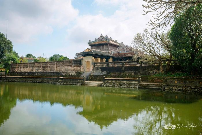 Một phân cảnh của phim được ghi hình tại Thái Bình Lâu - nơi các vua triều Nguyễn thường lui tới đọc sách, làm thơ và nghỉ ngơi. Công trình nổi bật với kiến trúc hài hòa, nghệ thuật trang trí khảm sành sứ cung đình Huế cùng không gian vườn cây, hồ nước bao quanh, tạo nên khung cảnh thanh tĩnh giữa Đại nội. Ảnh: Cắt từ video, Trung tâm Bảo tồn Di tích Cố đô Huế.
