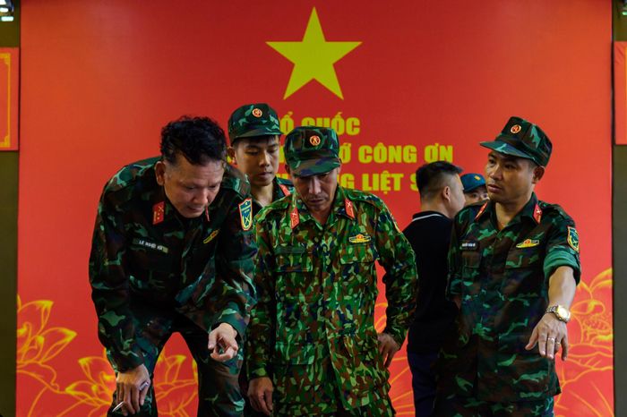  Trong thời gian tới, TP.HCM tiếp tục các nhiệm vụ trọng tâm bao gồm tổ chức tìm kiếm, khai quật và quy tập các hài cốt liệt sĩ đúng quy trình chuyên môn, bảo đảm an toàn tuyệt đối, giữ gìn tối đa hiện trạng và các di vật liên quan; đẩy mạnh ứng dụng khoa học công nghệ trong toàn bộ quá trình tìm kiếm, quy tập và xác định danh tính hài cốt liệt sĩ và làm tốt công tác tuyên truyền, giáo dục truyền thống, lan tỏa ý nghĩa nhân văn của nhiệm vụ tìm kiếm, quy tập hài cốt liệt sĩ; đồng thời kêu gọi các tổ chức, cá nhân, các cựu chiến binh, nhân chứng lịch sử trong và ngoài nước tiếp tục cung cấp thông tin, góp phần đưa các anh hùng liệt sĩ trở về với đồng đội, gia đình và quê hương. 