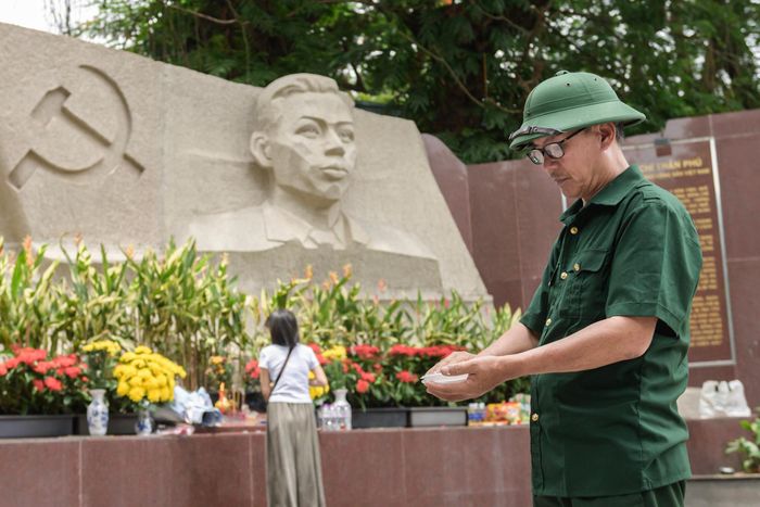  Đến trưa, chiều 7/7, vẫn có nhiều người đến công viên Lê Thị Riêng mong muốn được thắp nén hương tưởng niệm các liệt sĩ. Những nén hương được thắp lên không chỉ là lời tiễn biệt, mà còn là sự tiếp nối truyền thống "uống nước nhớ nguồn", tri ân những người đã hy sinh vì độc lập, tự do của dân tộc. 