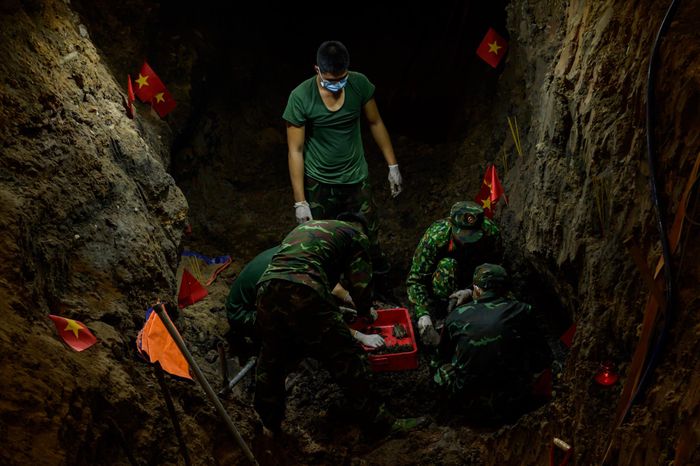  Bên trong công viên Lê Thị Riêng, cán bộ, chiến sĩ thuộc lực lượng tìm kiếm hiện trường tiếp tục đào tìm bên dưới hố sâu 25 m, rộng 3 m tại khu vực A, phía sau Nhà truyền thống. 