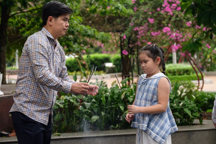  Một số gia đình cũng đưa con em đến dâng hương tri ân các anh hùng liệt sĩ. 