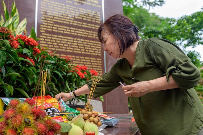  Trong số những người đến dâng hương, bà Đỗ Thị Thanh Hiền (64 tuổi) chuẩn bị mâm cơm và lễ từ sáng sớm. "Tôi từng là bộ đội, từng đi qua chiến tranh nên hiểu cái giá của hòa bình lớn đến thế nào. Có những người đồng đội cùng xuất phát, nhưng không bao giờ trở về. Họ mãi mãi nằm lại nơi chiến trường để hôm nay đất nước được bình yên. Mỗi lần nghe tin tìm thấy hài cốt liệt sĩ, tôi đều chuẩn bị mâm cơm đến cúng và muốn thắp một nén hương coi như đón các anh về. Mong các anh được yên nghỉ và sớm trở về với gia đình sau bao nhiêu năm xa cách", bà nghẹn ngào. 