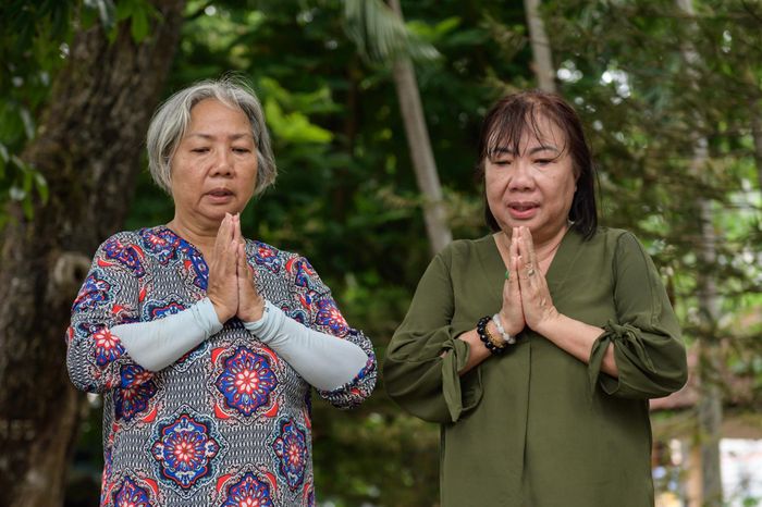  Bà Hiền tự chuẩn bị lễ cúng, thắp từng nén hương, chắp tay cầu nguyện và cúi đầu tưởng nhớ những chiến sĩ và đồng bào đã ngã xuống trong cuộc Tổng tiến công và nổi dậy Xuân Mậu Thân 1968. 