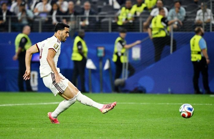 Bàn thắng của Merino khép lại hành trình World Cup của Cristiano Ronaldo.