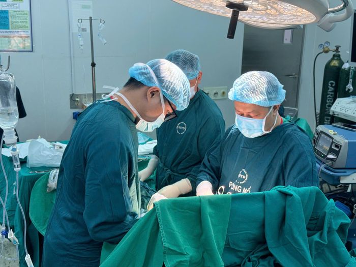  Ê-kíp các bác sĩ phẫu thuật cho bệnh nhân. Ảnh: BVCC. 