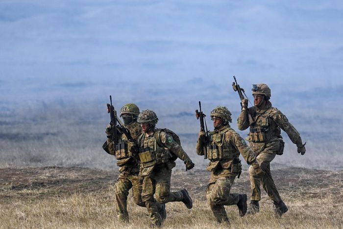  Binh lính NATO tham gia cuộc tập trận 'Steadfast Dart 2025' của NATO tại trường bắn Smardan, gần Galati (Romania) ngày 19/2/2025. Ảnh: Reuters.