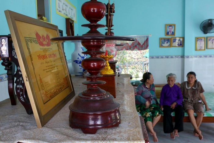 Bà Lệ tại nhà riêng, nơi thờ cúng liệt sĩ Quên sáng 7/7. Ảnh: Quỳnh Danh.