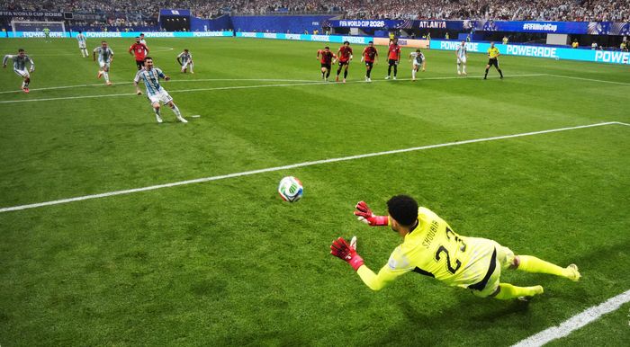  Messi bỏ lỡ cơ hội. 