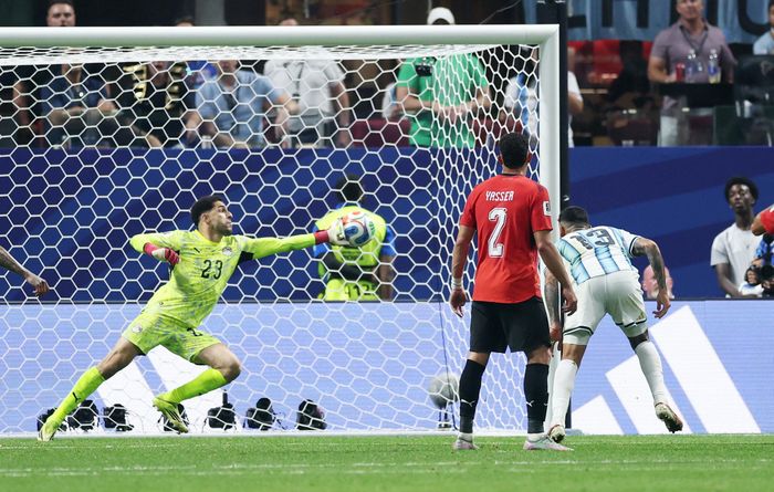  Romero ghi bàn từ cú đánh đầu. 