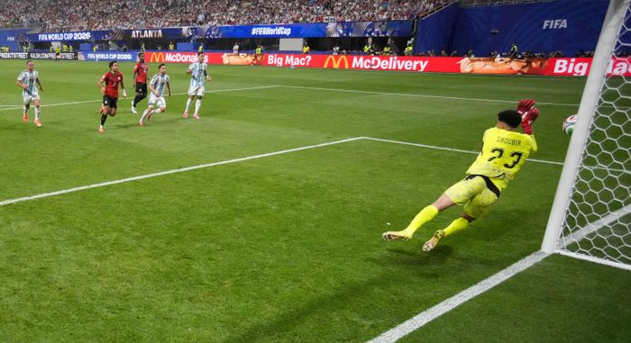  Messi suýt lập siêu phẩm. 