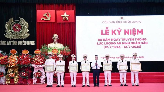 Ông Ma Thế Hồng, Phó Bí thư Tỉnh ủy, Chủ tịch Ủy ban MTTQ Việt Nam tỉnh Tuyên Quang trao Bằng khen cho các tập thể, cá nhân có thành tích xuất sắc