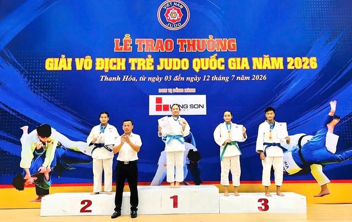 VĐV Trương Thị Lan Anh (đứng giữa) của đoàn Thanh Hóa giành HCV hạng cân dưới 57kg lứa tuổi 12-13 tại Giải vô địch trẻ Judo quốc gia năm 2026