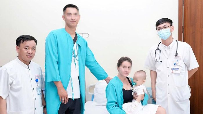 Bệnh nhi 9 tháng tuổi quốc tịch Kazakhstan sức khỏe ổn định sau khi được các bác sĩ Bệnh viện Trung ương Huế gắp dị vật thành công. Ảnh: BV