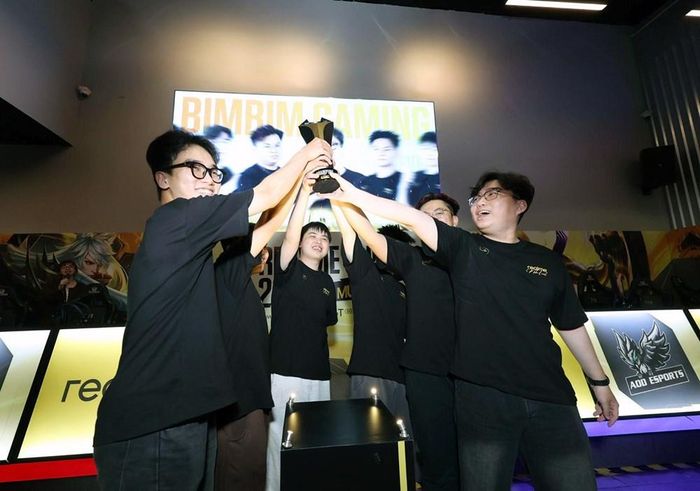 Nhà vô địch BIMBIM nâng cúp vàng realme Cup 2026
