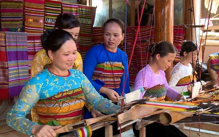 Nghề dệt thổ cẩm truyền thống được khuyến khích bảo tồn, phát huy gắn với phát triển du lịch và sinh kế của người dân