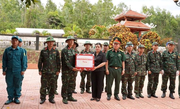 Phó Chủ tịch Thường trực UBND tỉnh Y Ngọc trao quà động viên cán bộ, chiến sĩ trực tiếp thực hiện nhiệm vụ tại xã Đông Sơn