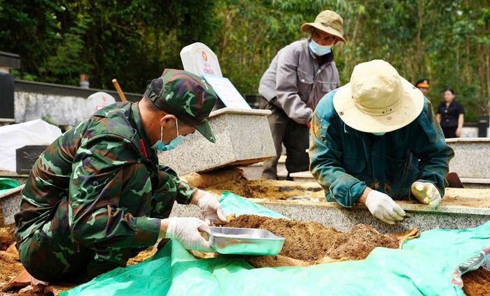 Cán bộ, chiến sĩ thực hiện lấy mẫu sinh phẩm tại nghĩa trang liệt sĩ theo đúng quy trình chuyên môn