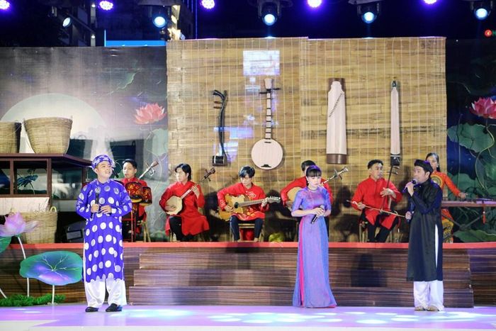 Biểu diễn Đờn ca tài tử phục vụ người dân và du khách tại Phố đi bộ Nguyễn Huệ (phường Sài Gòn, TP.HCM)