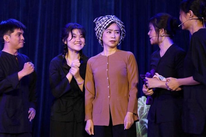 NSƯT Tuyết Thu và các diễn viên trẻ của Sân khấu Quốc Thảo