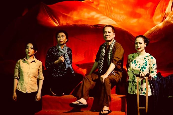 NSƯT Minh Nhí và các diễn viên trong "Cánh đồng rực lửa"