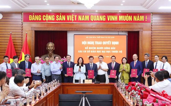 Bộ trưởng Lâm Thị Phương Thanh trao quyết định cho các cán bộ được bổ nhiệm