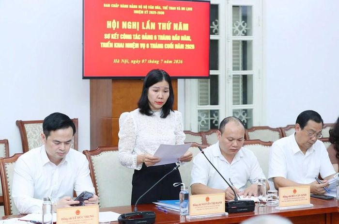 Chánh Văn phòng Đảng ủy Bộ VHTTDL Nguyễn Thị Hạnh báo cáo công tác 6 tháng đầu năm và triển khai phương hướng, nhiệm vụ 6 tháng cuối năm 2026 của Đảng ủy Bộ