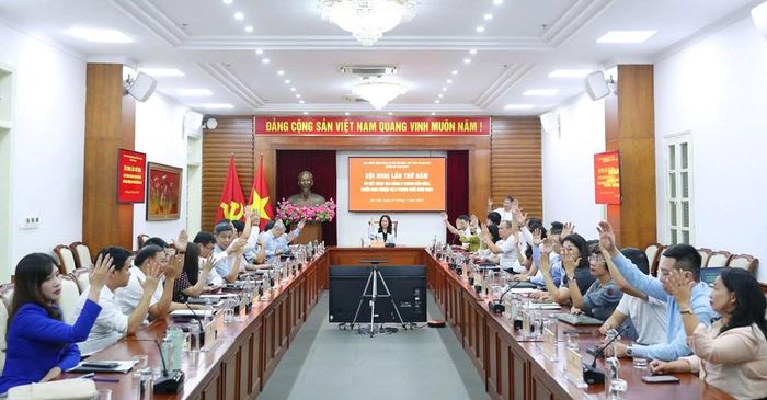 Các đồng chí Ủy viên Ban Chấp hành Đảng bộ Bộ VHTTDL đã biểu quyết thông qua Nghị quyết Hội nghị, thống nhất các nhiệm vụ, giải pháp trọng tâm trong thời gian tới