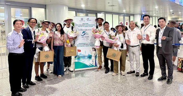 Phó Giám đốc Sở Du lịch Hà Nội Trần Trung Hiếu cùng các đơn vị chào đón đoàn khách