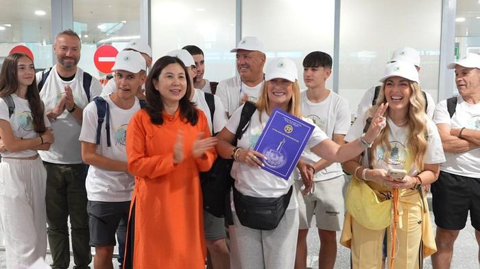 Giám đốc Sở Du lịch Hà Nội Đặng Hương Giang vui mừng chào đón và trao thư chúc mừng của Phó Chủ tịch UBND TP. Hà Nội đến bà Maria Del Mar Pinãs Pinãs cùng các thành viên trong đoàn