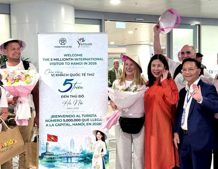 Giám đốc Sở Du lịch Hà Nội Đặng Hương Giang và Chủ tịch Câu lạc bộ Lữ hành UNESCO Hà Nội Trương Quốc Hùng chụp ảnh kỉ niệm với bà Pinãs Pinãs Maria Del Mar (vị khách thứ 5 triệu)