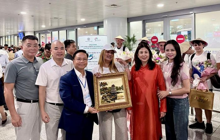 Câu lạc bộ Lữ hành UNESCO Hà Nội tặng quà cho đoàn khách