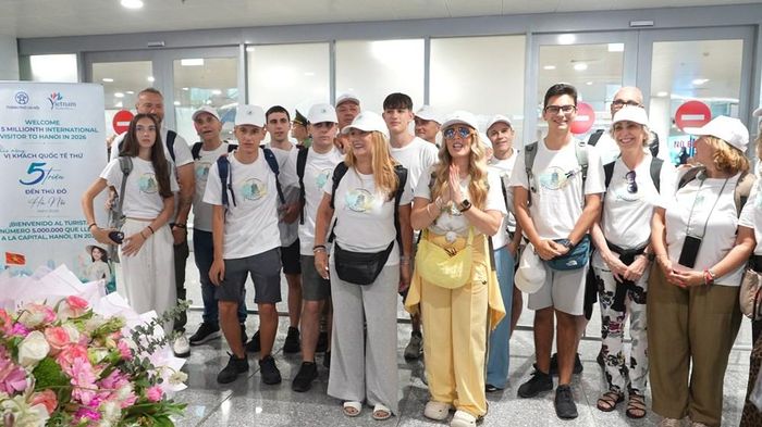 Các thành viên trong đoàn khách vui mừng khi nhận được sự tiếp đón