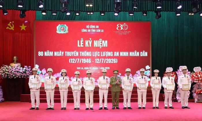 Trao Bằng khen của Chủ tịch Ủy ban chính quyền tỉnh Hủa Phăn, nước CHDCND Lào cho các tập thể, cá nhân xuất sắc